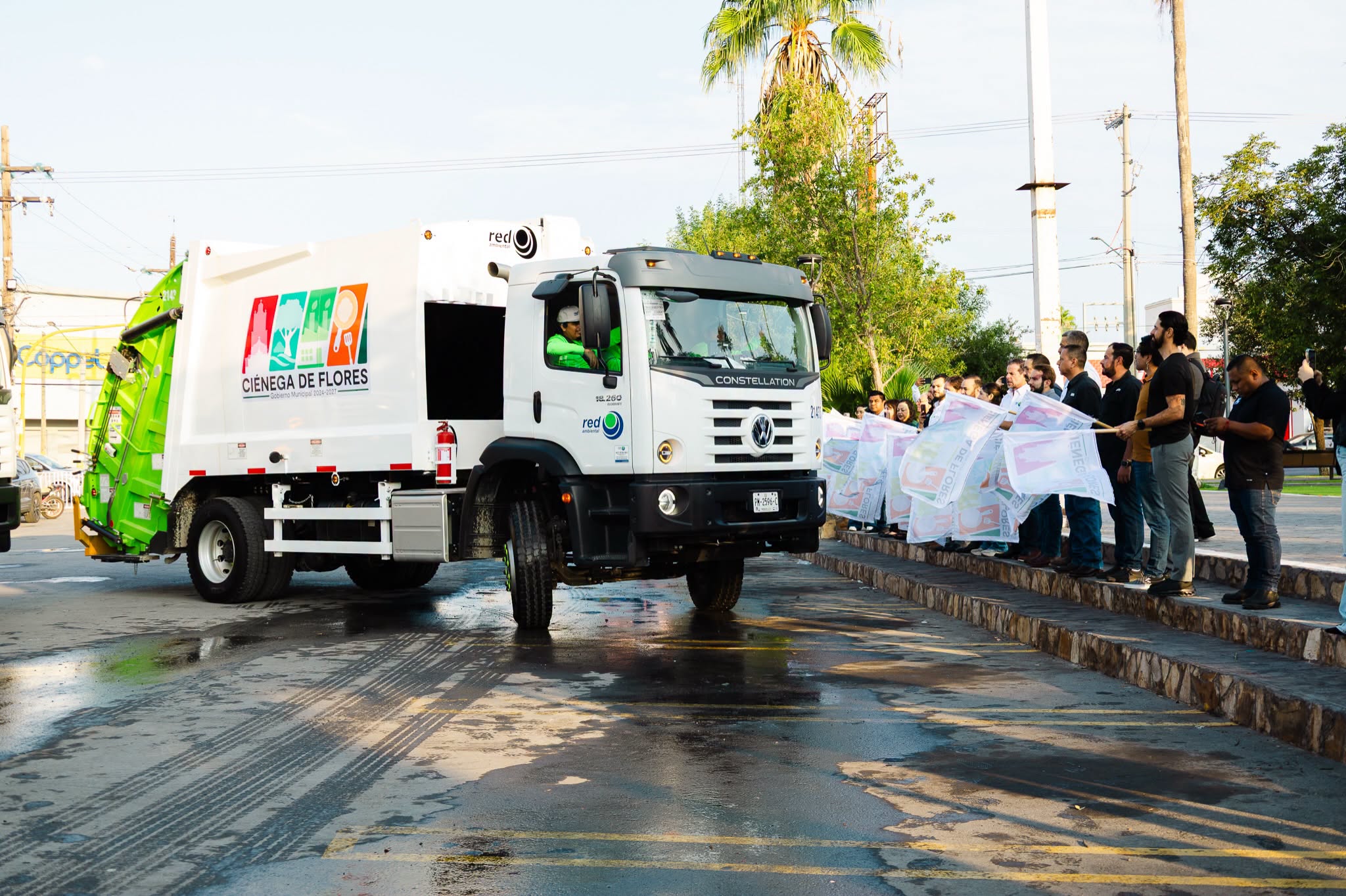 Uno de los nuevos camiones recolectores durante el arranque del servicio en Ciénega de Flores.