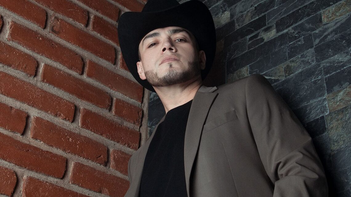 Lenin Ramírez con sombrero negro, retrato promocional de Polvo Rosita