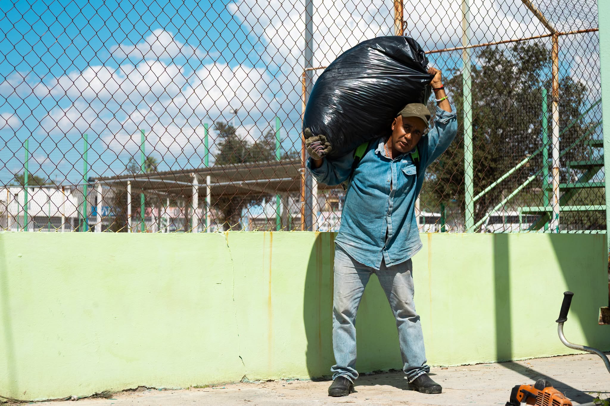 Trabajador de Servicios Primarios retira residuos en un espacio deportivo de Ciénega de Flores