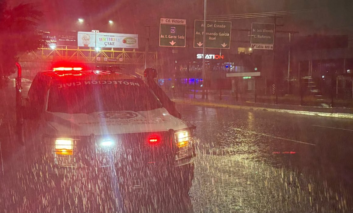 Unidad de Protección Civil de Nuevo León durante las lluvias del 5 de octubre de 2026