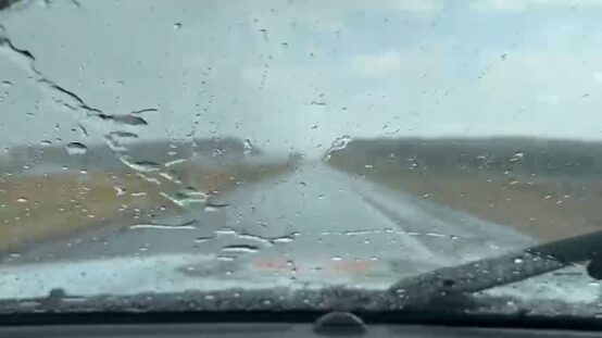 Carretera de Nuevo León bajo lluvia vista desde el interior de un vehículo