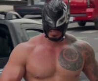 Fotograma real del reportaje sobre un luchador limpiaparabrisas en México difundido en octubre 2026