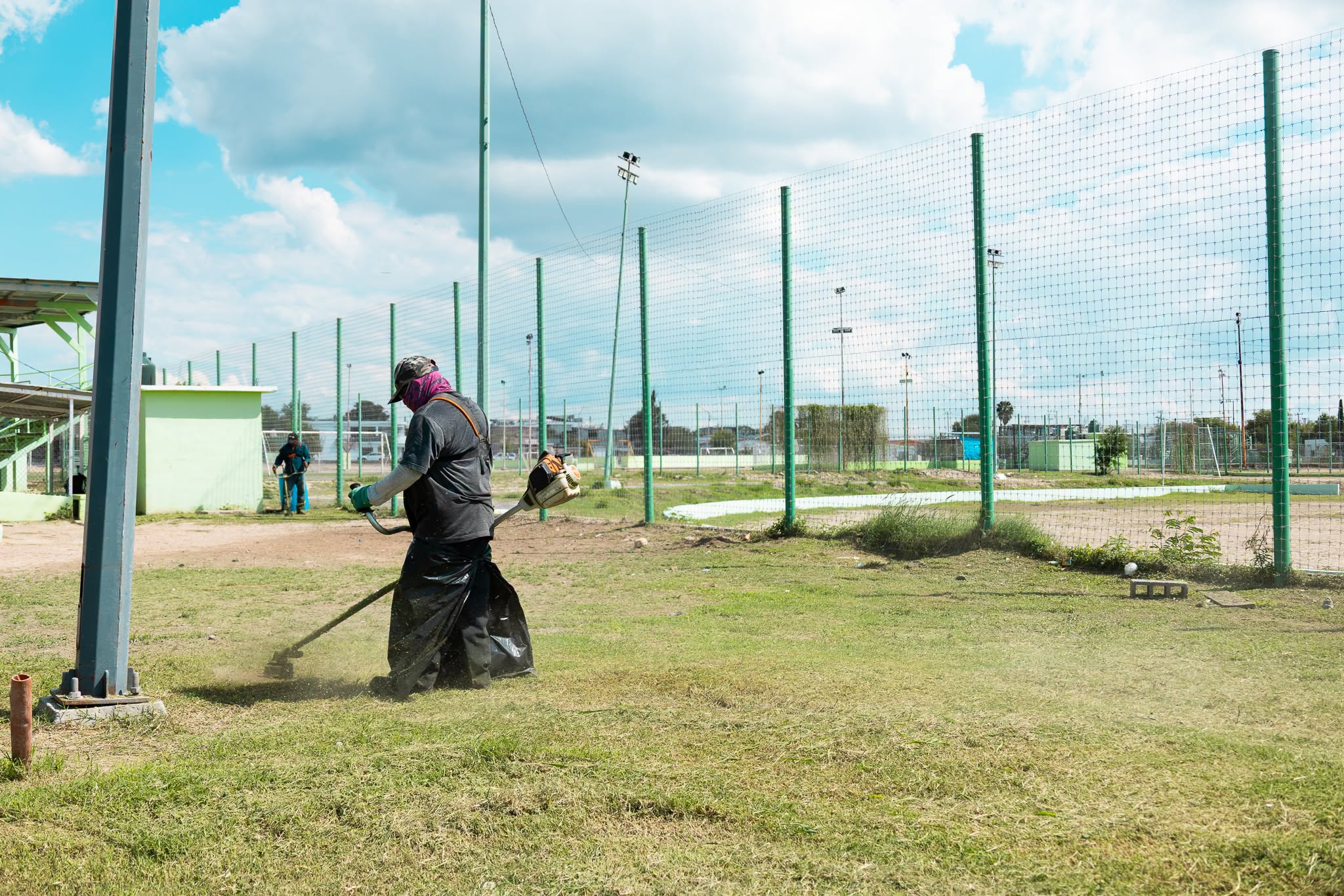 Personal realiza mantenimiento en áreas deportivas de Ciénega de Flores