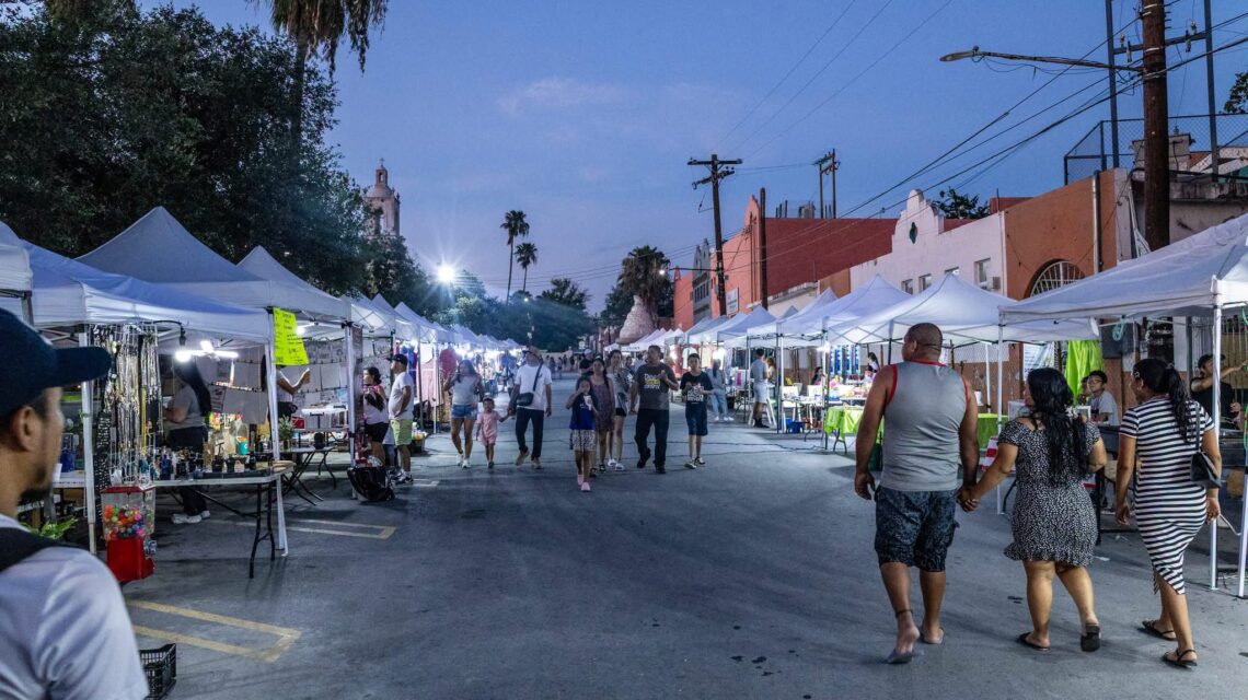Mi Querido Mercado en Ciénega de Flores con familias recorriendo los puestos