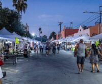 Mi Querido Mercado en Ciénega de Flores con familias recorriendo los puestos