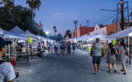 Mi Querido Mercado en Ciénega de Flores con familias recorriendo los puestos