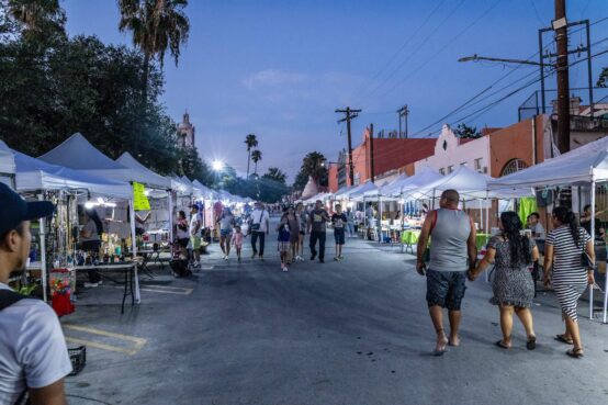Mi Querido Mercado en Ciénega de Flores con familias recorriendo los puestos