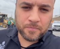 Miguel Quiroga frente a trabajos viales durante su transmisión en vivo en la carretera hacia Zuazua, fotograma tomado del video original
