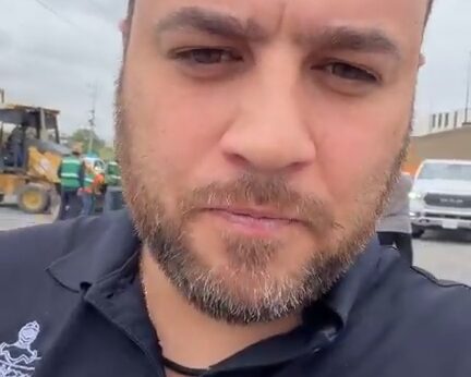 Miguel Quiroga frente a trabajos viales durante su transmisión en vivo en la carretera hacia Zuazua, fotograma tomado del video original