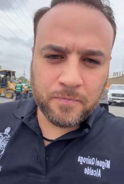 Miguel Quiroga frente a trabajos viales durante su transmisión en vivo en la carretera hacia Zuazua, fotograma tomado del video original