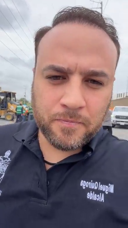 Miguel Quiroga frente a trabajos viales durante su transmisión en vivo en la carretera hacia Zuazua, fotograma tomado del video original