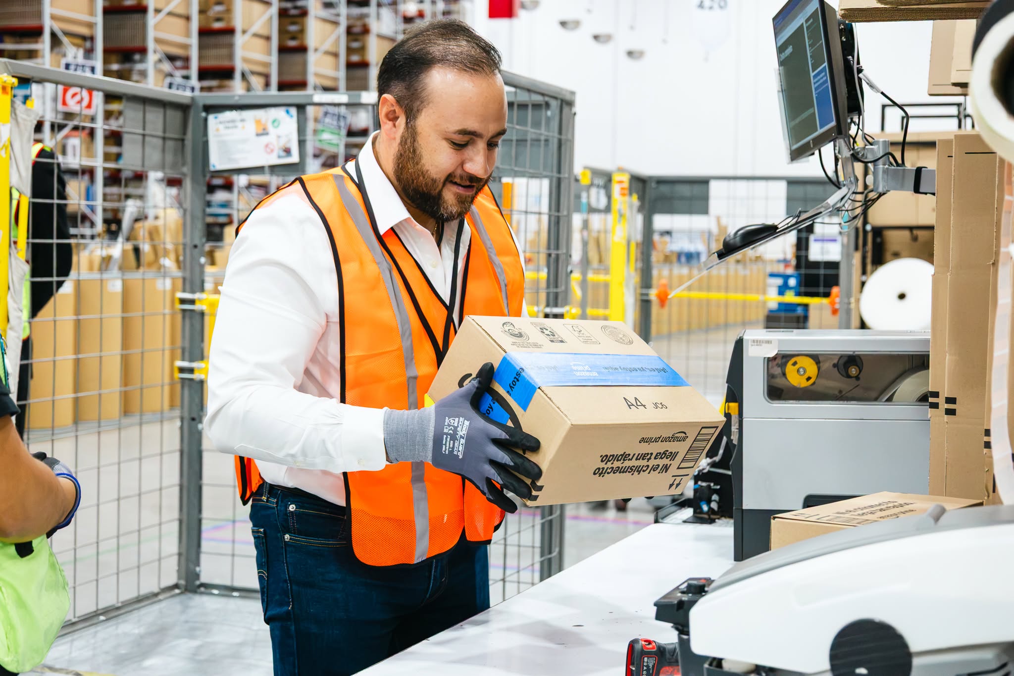 Miguel Quiroga conoce la operación de distribución de Amazon en Ciénega de Flores.