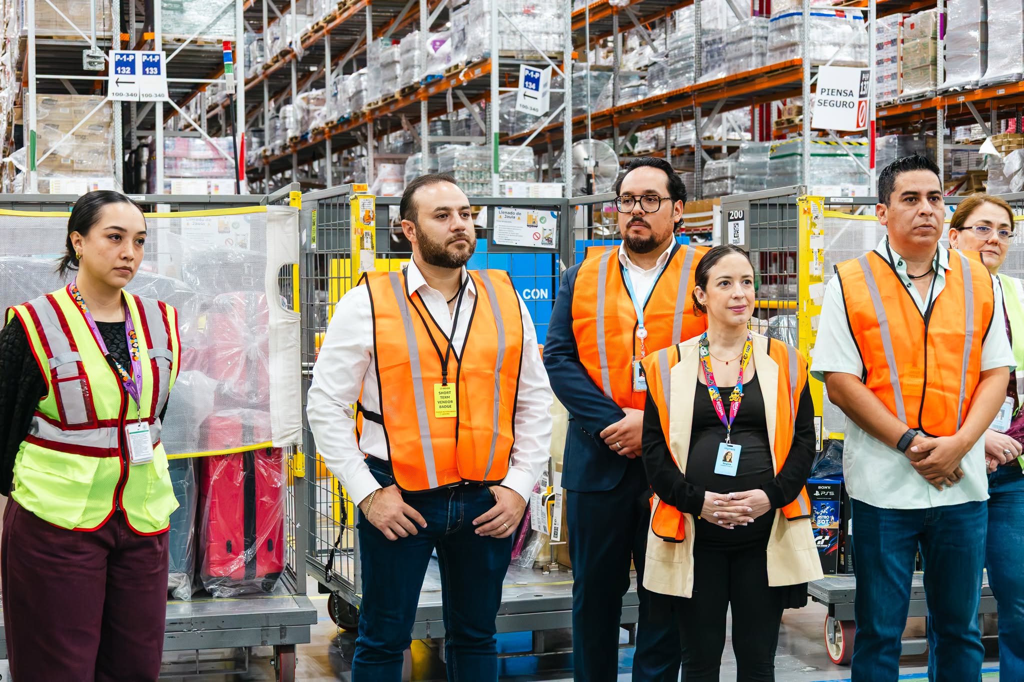 Equipo de Amazon y representantes municipales en las áreas operativas.