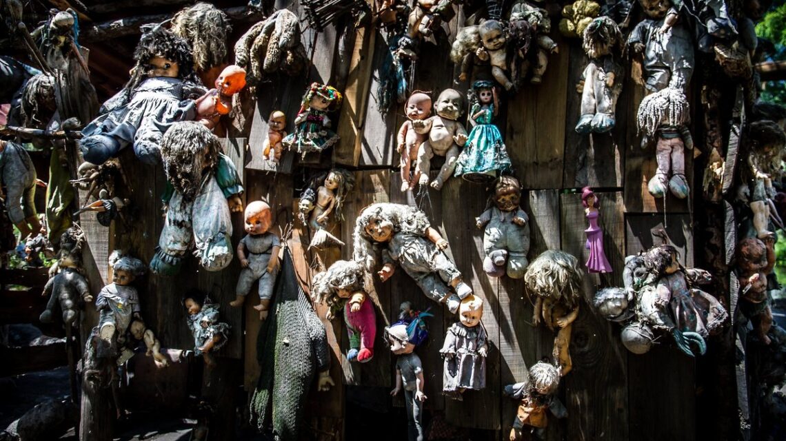 Fotografía auténtica de las muñecas colgadas en la Isla de las Muñecas de Xochimilco