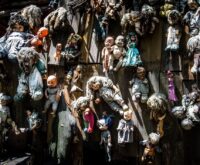 Fotografía auténtica de las muñecas colgadas en la Isla de las Muñecas de Xochimilco