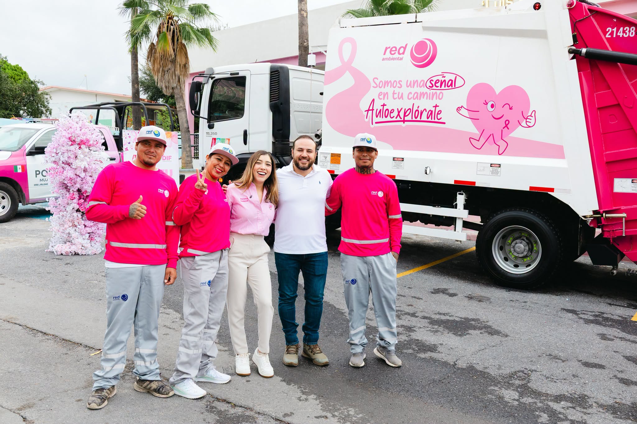 Miguel Quiroga y Perla Cavazos posan con personal de Red Ambiental en el evento Octubre Rosa de Ciénega de Flores