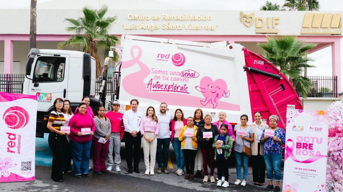 Grupo de vecinos, beneficiarias, autoridades, Perla Cavazos y Red Ambiental frente al camión rosa y Centro de Rehabilitación DIF Ciénega