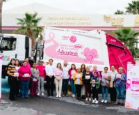 Grupo de vecinos, beneficiarias, autoridades, Perla Cavazos y Red Ambiental frente al camión rosa y Centro de Rehabilitación DIF Ciénega