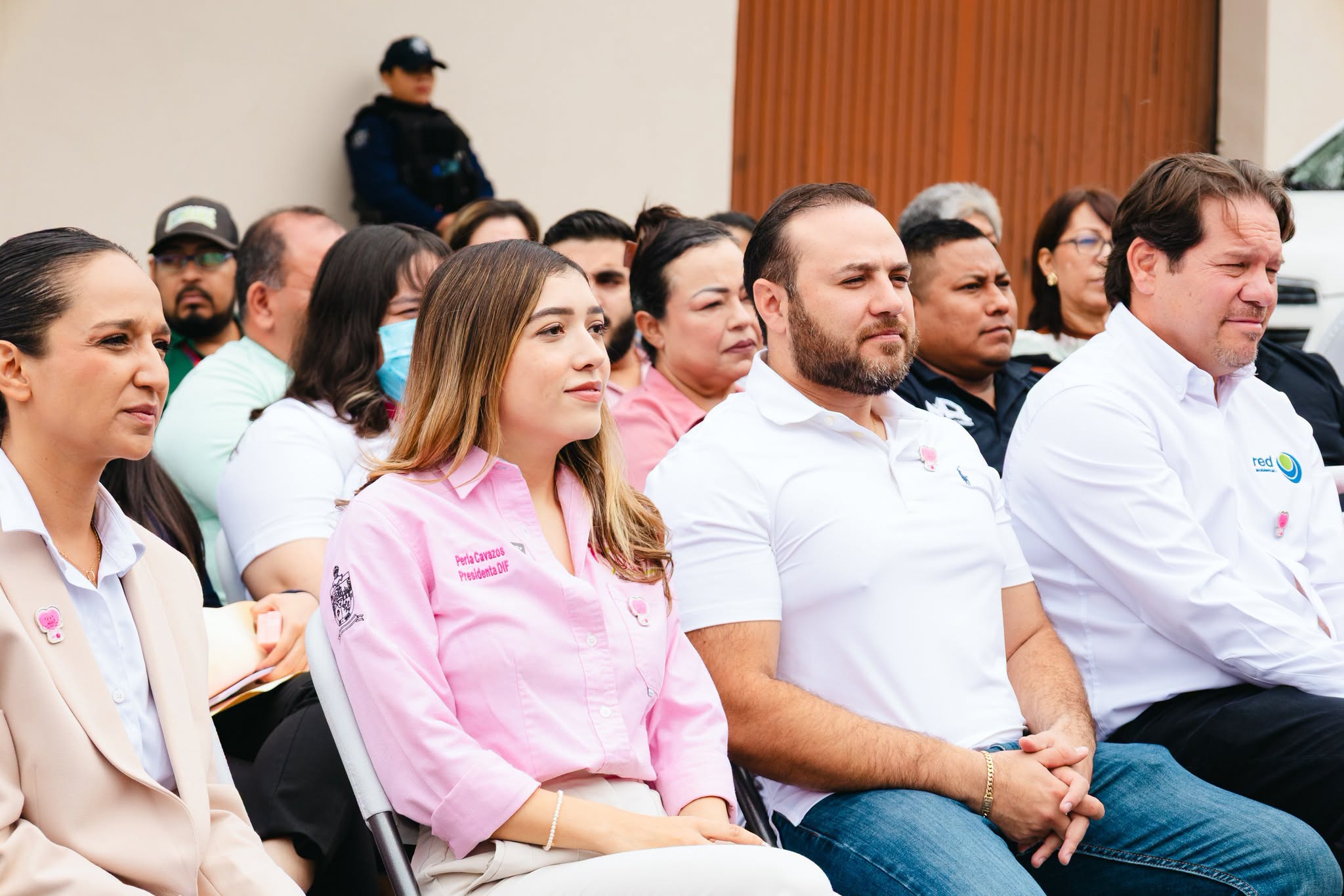 Perla Cavazos y Miguel Quiroga junto con integrantes de Red Ambiental durante el acto de Octubre Rosa