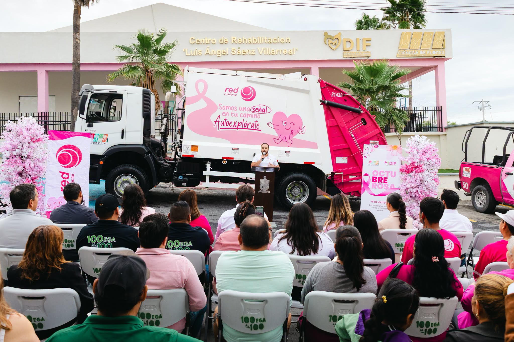 Miguel Quiroga dirige un mensaje ante asistentes a la presentación de Octubre Rosa en Ciénega de Flores