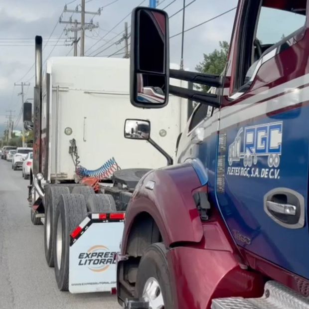 Tractocamiones que participan en la concentración sobre la carretera a Laredo en Escobedo