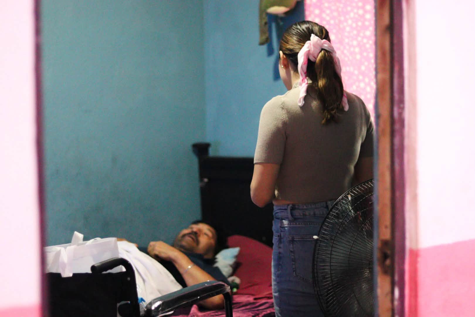 Perla Cavazos visita a una familia de Ciénega de Flores para conocer sus necesidades