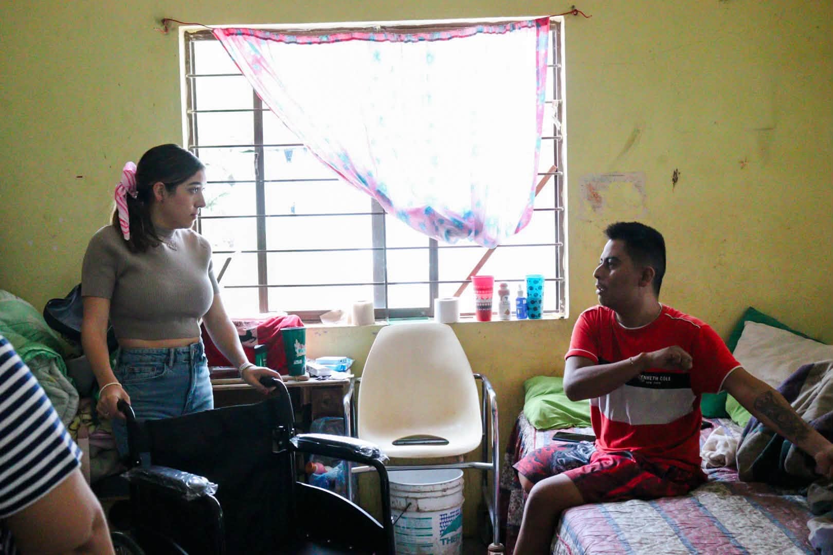 Perla Cavazos conversa con un vecino durante una visita de apoyo a familias de Ciénega de Flores