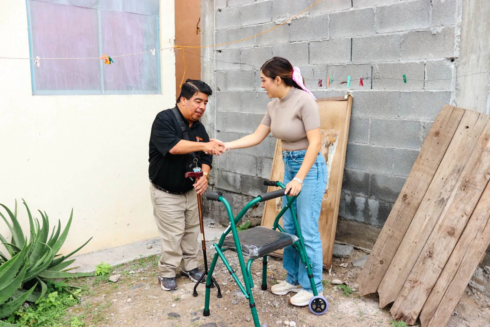 Perla Cavazos conversa con un vecino durante un recorrido domiciliario en Ciénega de Flores