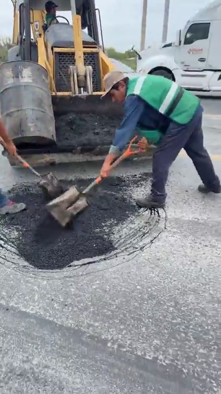 Trabajadores realizan reparaciones en la carretera mostrada en el video de Miguel Quiroga