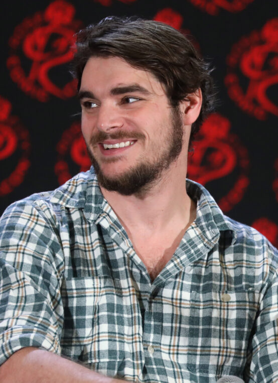 RJ Mitte, actor que interpretó a Walter White Jr. en Breaking Bad, en 2024.