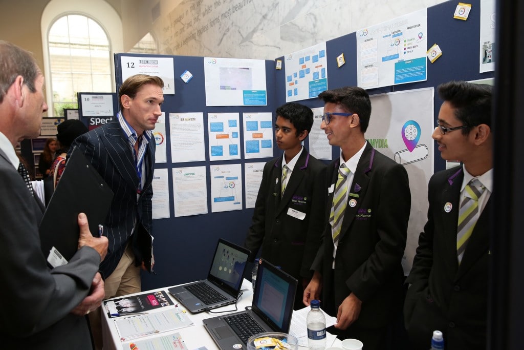 Estudiantes presentan la idea de S.T.EYE durante TeenTech 2015