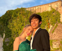 Sonrixs y Kim juntos con sus rostros visibles, en un jardín al atardecer