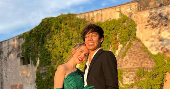 Sonrixs y Kim juntos con sus rostros visibles, en un jardín al atardecer