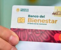 Tarjeta física de Banco del Bienestar fotografía de archivo