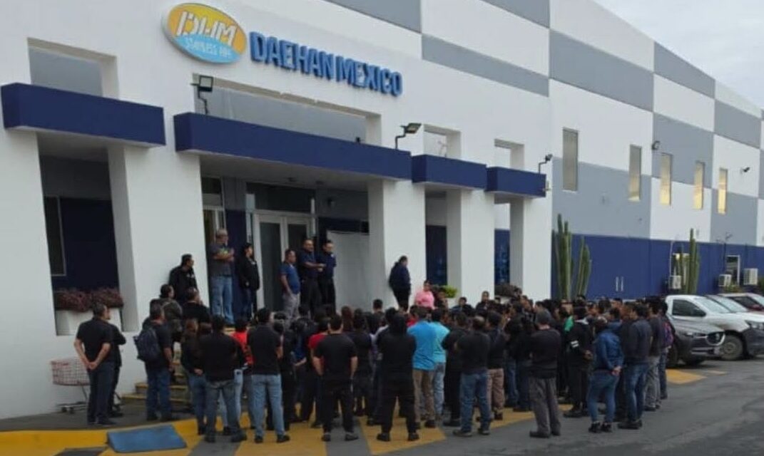 Grupo de trabajadores reunidos frente a las instalaciones de Daehan México (DHM) en Ciénega de Flores durante una inconformidad laboral reportada en redes