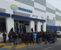 Grupo de trabajadores reunidos frente a las instalaciones de Daehan México (DHM) en Ciénega de Flores durante una inconformidad laboral reportada en redes