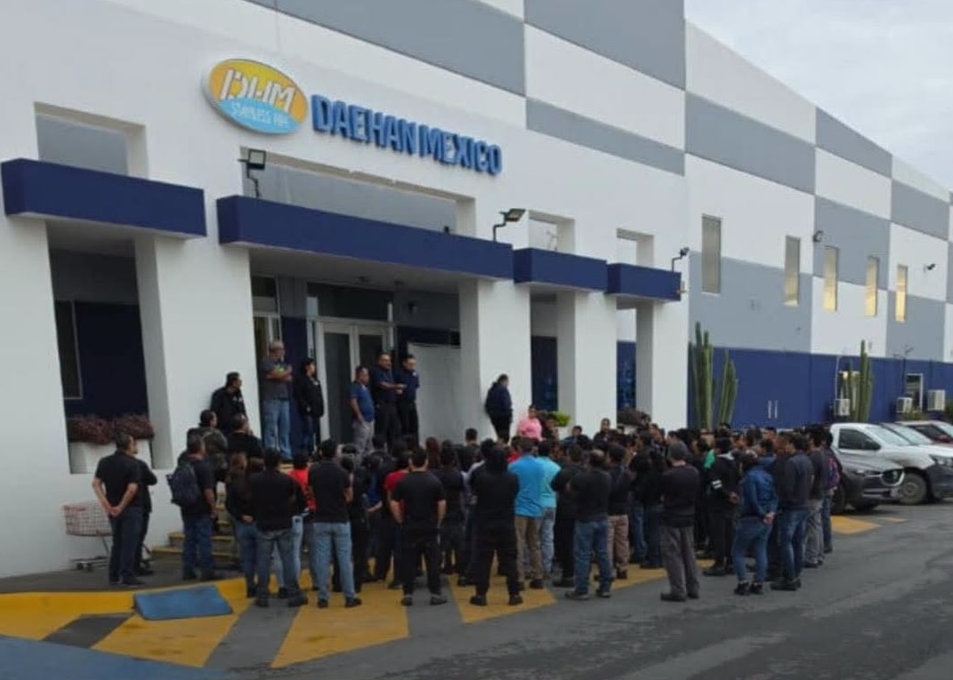 Trabajadores reunidos frente a la planta Daehan México DHM en Ciénega de Flores