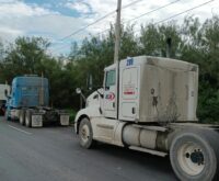 Fila de tráileres estacionados en lateral de carretera a Laredo en Escobedo durante protesta del 26 de octubre de 2026