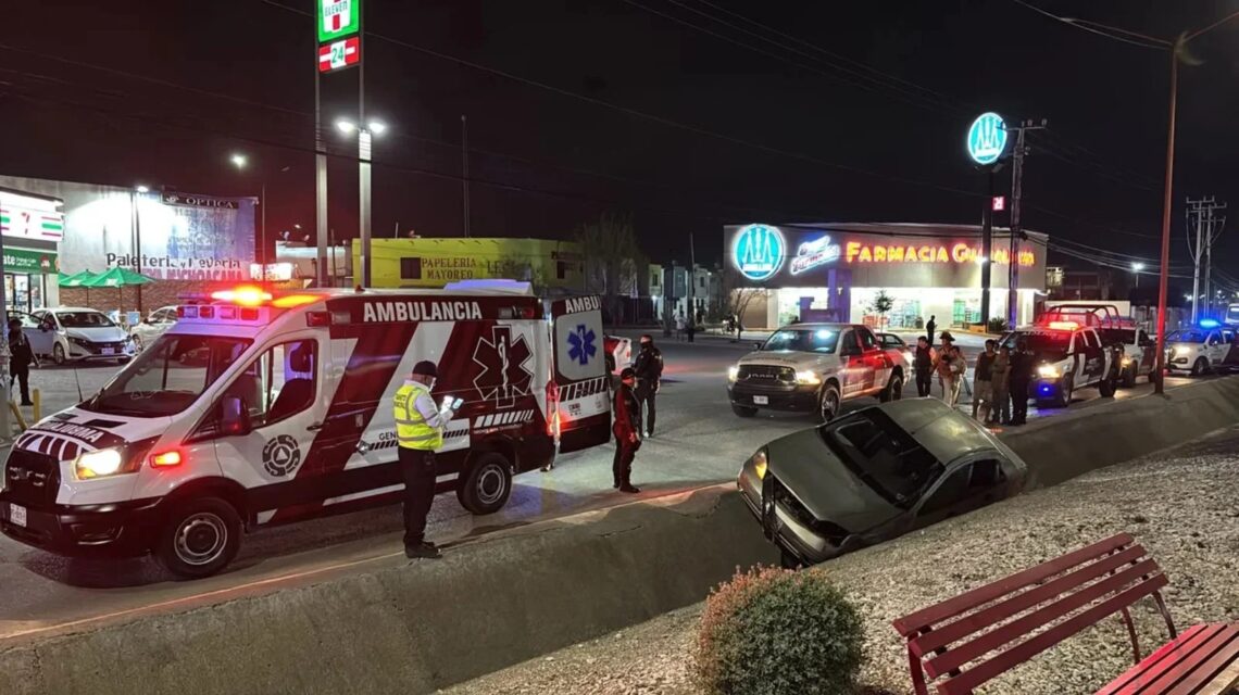 Auto al fondo del canalón, ambulancia y rescatistas en Valle de Santa Elena, Zuazua, 21 de octubre de 2026