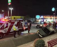 Auto al fondo del canalón, ambulancia y rescatistas en Valle de Santa Elena, Zuazua, 21 de octubre de 2026