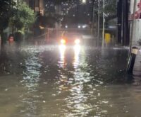 Automóvil atrapado en una calle inundada de Nuevo León durante la madrugada del viernes 16 de octubre de 2026.