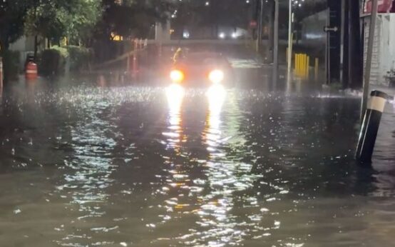 Automóvil atrapado en una calle inundada de Nuevo León durante la madrugada del viernes 16 de octubre de 2026.