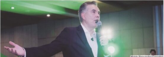 Waldo Fernández durante un evento político en Nuevo León