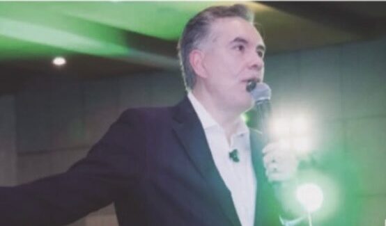 Waldo Fernández durante un evento político en Nuevo León