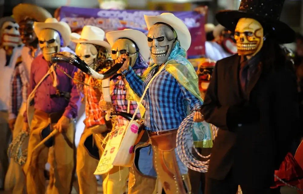 Participantes caracterizados de calaveras y catrines durante una celebración de Xantolo en Ciénega de Flores