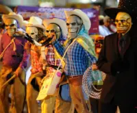 Participantes caracterizados de calaveras y catrines durante una celebración de Xantolo en Ciénega de Flores
