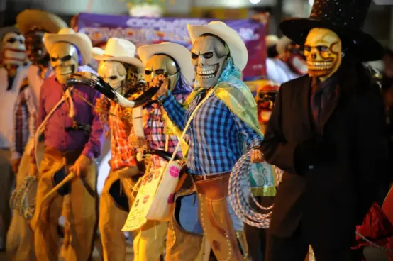 Participantes caracterizados de calaveras y catrines durante una celebración de Xantolo en Ciénega de Flores