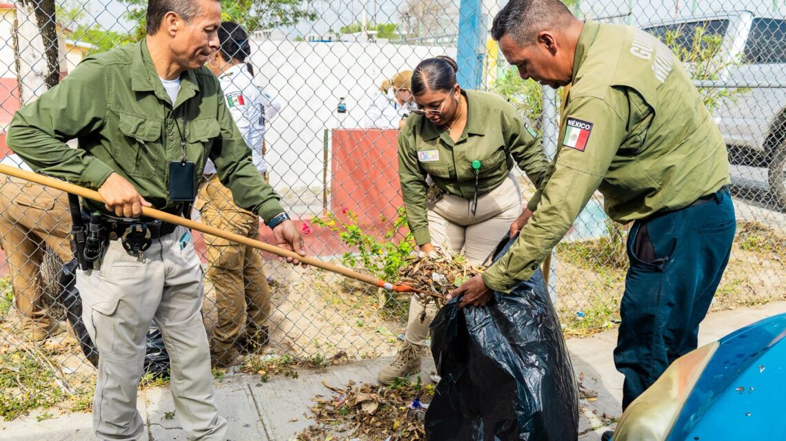 Personal municipal recoge hojas y residuos en la Escuela Carlos Salinas Reyna, en Ciénega de Flores, Nuevo León.