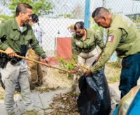 Personal municipal recoge hojas y residuos en la Escuela Carlos Salinas Reyna, en Ciénega de Flores, Nuevo León.