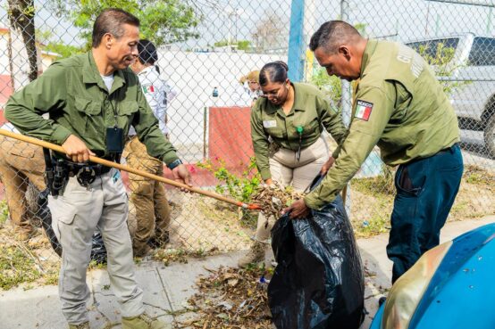 Personal municipal recoge hojas y residuos en la Escuela Carlos Salinas Reyna, en Ciénega de Flores, Nuevo León.
